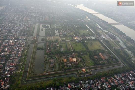 Clip: Trải nghiệm độc đáo - bay trên Kinh thành Huế bằng khinh khí cầu - Ảnh 11.