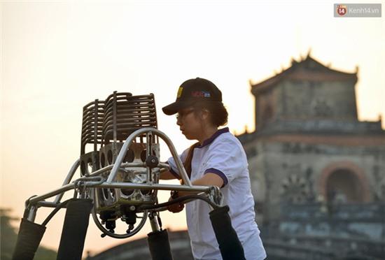 Clip: Trải nghiệm độc đáo - bay trên Kinh thành Huế bằng khinh khí cầu - Ảnh 3.