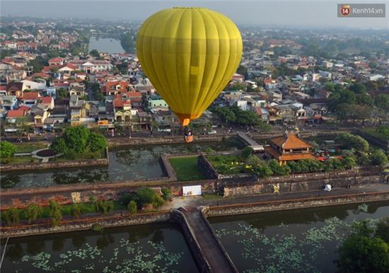 Clip: Trải nghiệm độc đáo - bay trên Kinh thành Huế bằng khinh khí cầu - Ảnh 8.