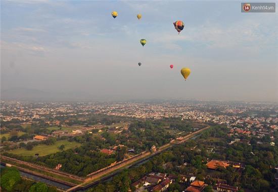 Clip: Trải nghiệm độc đáo - bay trên Kinh thành Huế bằng khinh khí cầu - Ảnh 9.