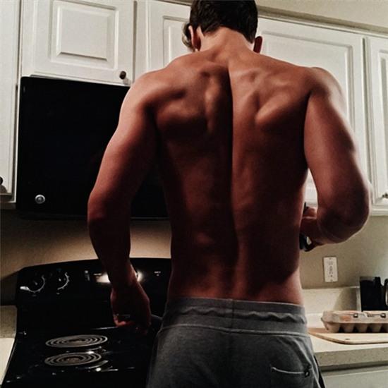 Chùm ảnh: Soái ca 6 múi vào bếp khiến các chị em phát cuồng - Ảnh 3.