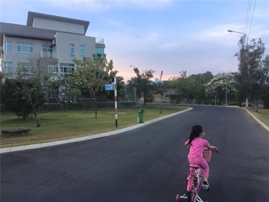 Con gái Công Vinh quẳng xe đạp giữa đường, chạy về nhà xem hoạt hình - Ảnh 1.