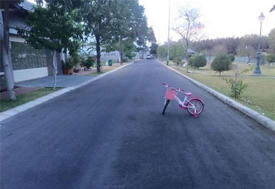 Con gái Công Vinh quẳng xe đạp giữa đường, chạy về nhà xem hoạt hình - Ảnh 2.