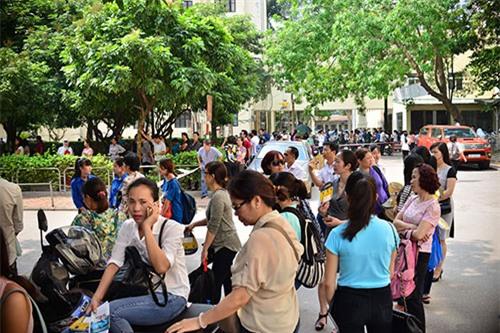 phu huynh va vat cho con tai dia diem thi dai hoc quoc gia - 1