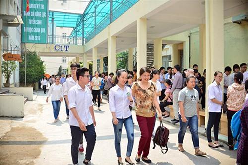 phu huynh va vat cho con tai dia diem thi dai hoc quoc gia - 13