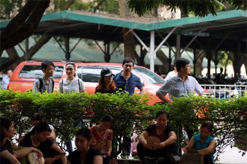 phu huynh va vat cho con tai dia diem thi dai hoc quoc gia - 4