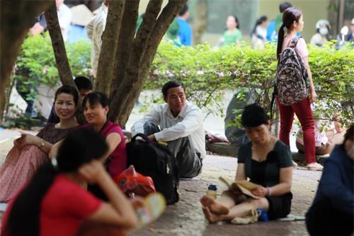 phu huynh va vat cho con tai dia diem thi dai hoc quoc gia - 5