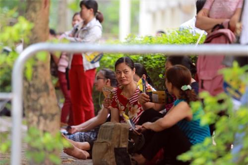 phu huynh va vat cho con tai dia diem thi dai hoc quoc gia - 6