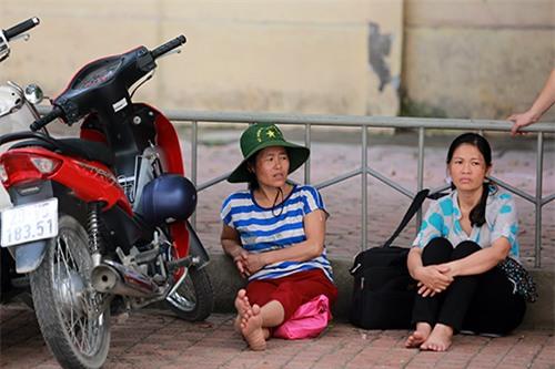 phu huynh va vat cho con tai dia diem thi dai hoc quoc gia - 8