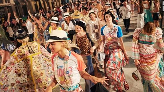 Chanel mo san dien tren duong pho Cuba hinh anh 4