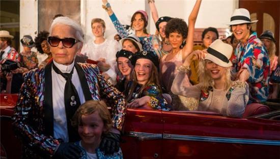 Chanel mo san dien tren duong pho Cuba hinh anh 5