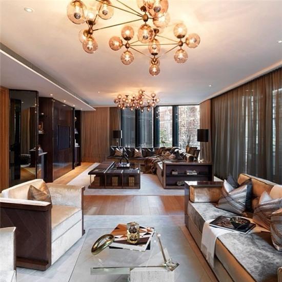 Cha me ty phu ro mot khoe cuoc song sang chanh tren mang hinh anh 2