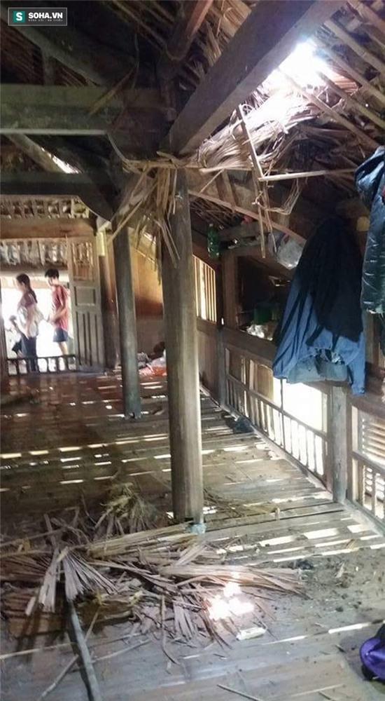 Một mái nhà bị hư hỏng nặng.