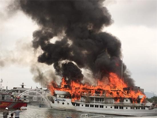 Tàu du lịch đang cháy dữ dội ở cảng Tuần Châu - Ảnh 1.