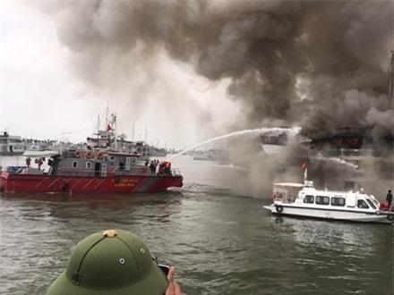Tàu du lịch đang cháy dữ dội ở cảng Tuần Châu - Ảnh 3.