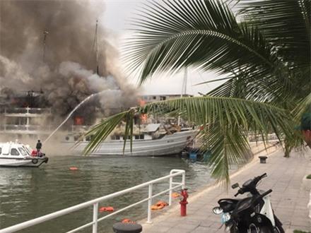 Tàu du lịch đang cháy dữ dội ở cảng Tuần Châu - Ảnh 5.