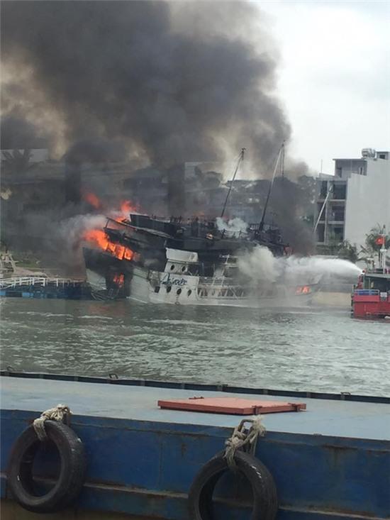 Tàu du lịch đang cháy dữ dội ở Tuần Châu, nhiều người nhảy ra khỏi tàu - Ảnh 5.