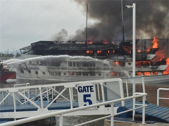 Tàu du lịch đang cháy dữ dội ở Tuần Châu, nhiều người nhảy ra khỏi tàu - Ảnh 7.