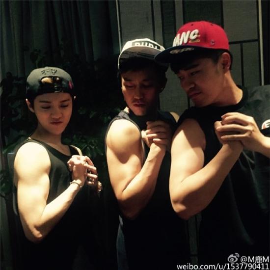 lu-han-venh-mat-khoe-bap-tay-nho-tap-the-hinh-1