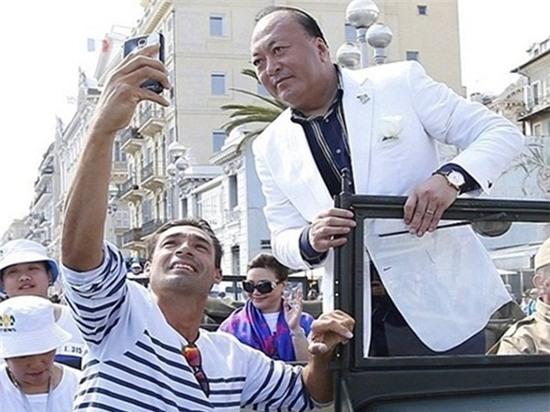 ong-chu-cho-nhan-vien-di-nghi-mat