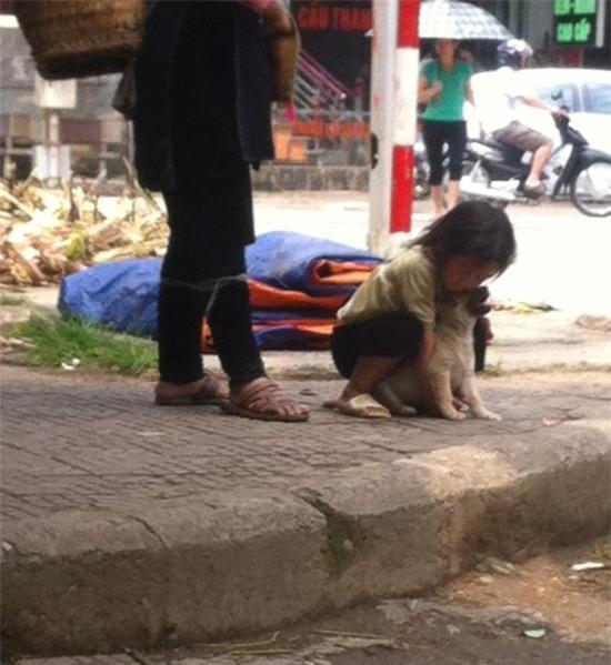 Cảnh cô bé tí hon quần áo chân tay lem luốc ôm hôn chú chó nhỏ làm bao nhiêu người cảm động, càng rơi nước mắt khi nhìn thấy sự đối lập giữa người mẹ nghèo cần bán chó lấy tiền, còn bé gái thì cố gắng níu giữ những phút giây được ở bên người bạn bốn chân lần cuối.