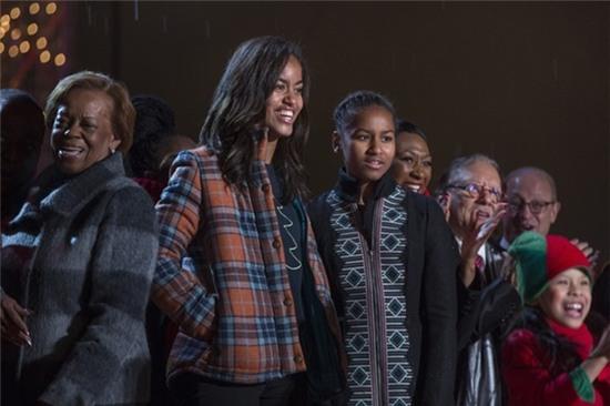 Cuộc sống giản dị đầy kinh ngạc của 2 nàng công chúa nhà Obama - Ảnh 23.