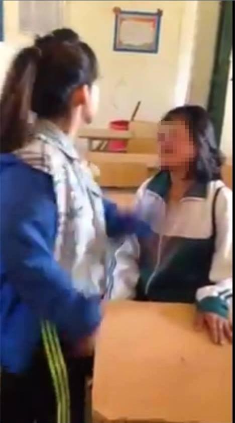 Đình chỉ HS quay clip nữ sinh tát bạn 50 phát vì bôi nhọ trường? - Ảnh 2