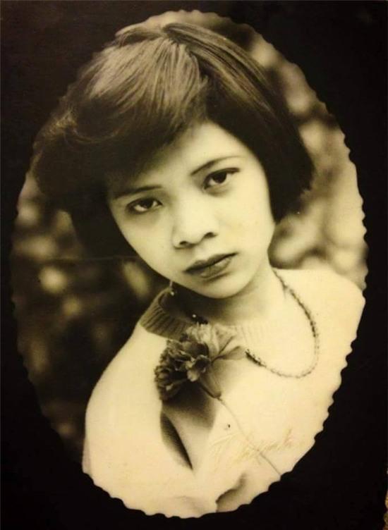 Nhìn ảnh ngày xưa với bây giờ mới thấy mẹ chúng ta đã hi sinh tuổi thanh xuân thế nào