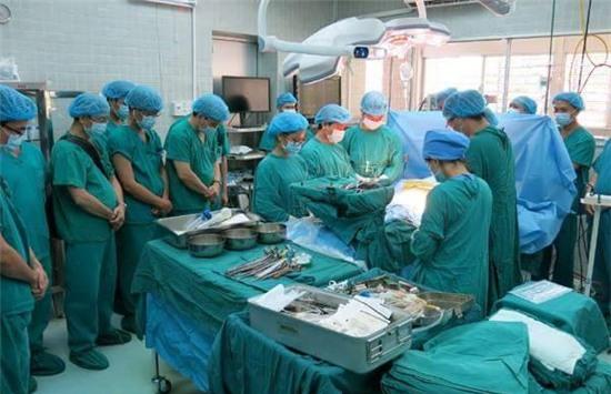 Đúng 13h, phút mặc niệm người hiến tạng bắt đầu. Ảnh: BVCC