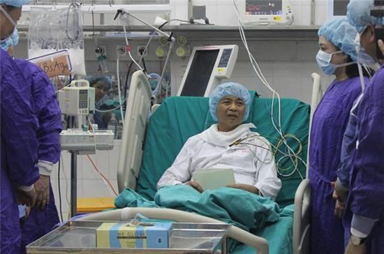  Bệnh nhân được ghép gan đã tỉnh táo, trò chuyện cùng Bộ trưởng Bộ Y tế Nguyễn Thị Kim Tiến. Ảnh: V.Thu 