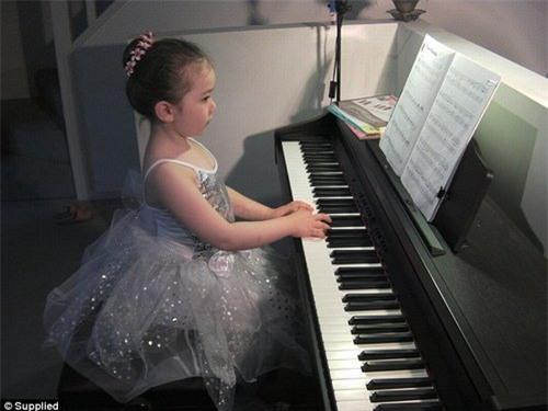 be gai 5 tuoi goc viet so huu tri nho sieu pham gay sung sot hinh anh 2