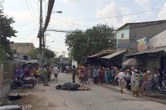 Vo con gao khoc ben thi the nguoi thay bi xe ben can hinh anh 1