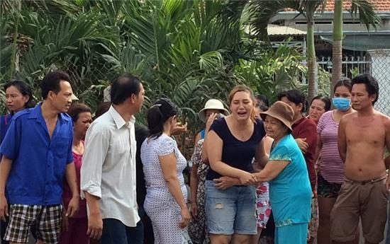 Vo con gao khoc ben thi the nguoi thay bi xe ben can hinh anh 2