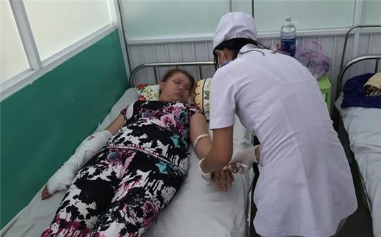 Thanh nien cam ma tau xong vao nha chem trong thuong co gai hinh anh 2