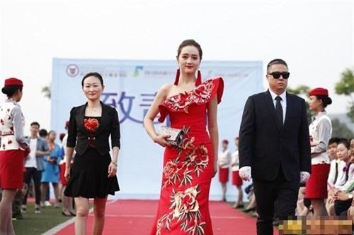 le tot nghiep sieu hoanh trang cua sv hang khong hinh anh 1