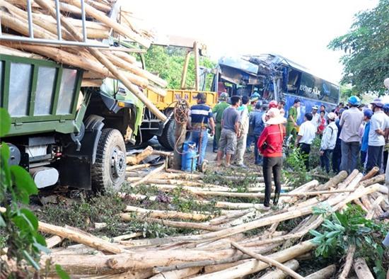 Oto khach dam truc dien xe tai, tai xe chet trong cabin hinh anh 2