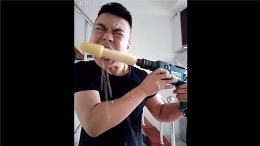 Trào lưu ăn bắp bằng máy khoan 