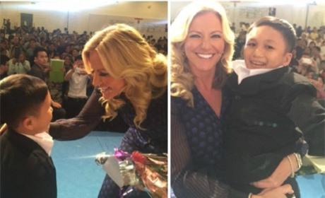 Khoảnh khắc bà Michelle Mone bế cậu bé 46 tuổi tại Việt Nam (Ảnh: Independent)