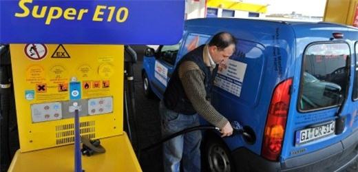 (Một cây xăng bán xăng E10 tại Đức)