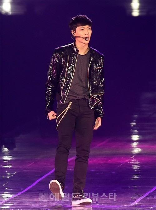 Lay (EXO) bi ngat xiu vi ngo doc thuc pham hinh anh 1