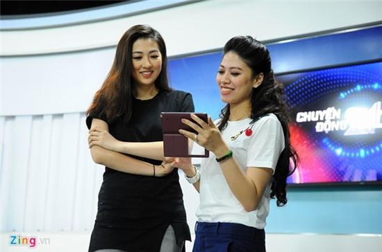 Nhận xét về học trò, Ngọc Trinh cho biết, Tú Anh có nền tảng là sinh viên báo chí, được đào tạo cơ bản về truyền thông và có niềm yêu thích thực sự.Sau khi kiên trì, luyện tập nghiêm túc trong hơn một năm, 9X đã trưởng thành và có sự tiến bộ rõ nét.