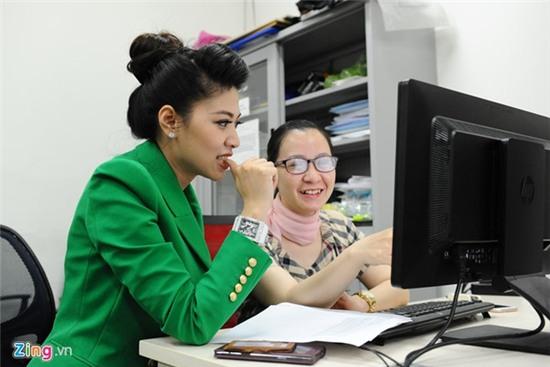 16h, Ngọc Trinh rời nhà đài trở về nhà. 19h30, cô trở lại thay đồ, trang điểm và trao đổi với tổ chức sản xuất.