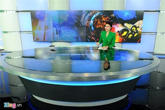 Gắn bó với Bản tin Tài chính, BTV trẻ tuổi tạo dựng cho mình hình ảnh mang tính thương hiệu với mái tóc búi cao và áo vest thanh lịch.