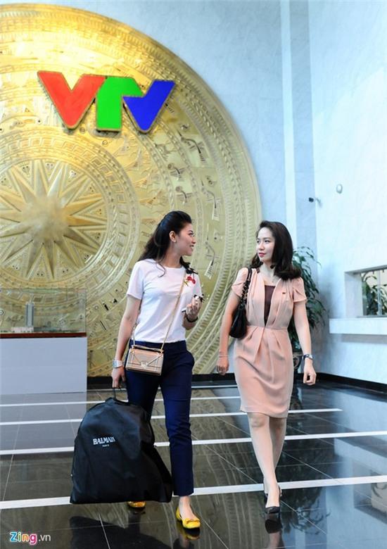 Là người đam mê thời trang và cầu toàn, chỉn chu trong hình ảnh mỗi lần lên sóng, Ngọc Trinh luôn lựa chọn và chuẩn bị trang phục. Người đẹp trò chuyện với BTV Ngọc Vân - một trong những người dẫn thời tiết đầu tiên trong thời kỳ đổi mới format của VTV - trên đường vào trường quay.