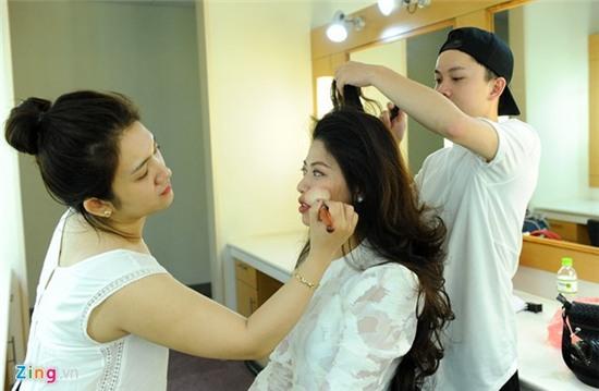 Ngọc Trinh thay đồ và trang điểm. Hôm nay, cô sẽ dẫn bản tin Chuyển động 24h lúc 11h30. Người đẹp từng chia sẻ, đối với công việc đang làm, dấu ấn về mặt hình thức là đầu tiên và rất quan trọng. Vì thế, cô không bỏ qua cơ hội để có thể tạo được ấn tượng tốt ban đầu.