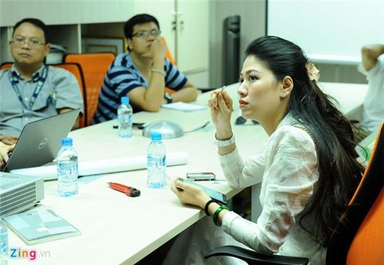 8h30, Ngọc Trinh có cuộc họp với chuyên gia người Pháp về chiến lược một số chương trình mới của Trung tâm Tin tức. Nhắc tới mái nhà VTV 24, người đẹp sinh năm 1986 từng dành những lời có cánh: Tôi nghĩ, môi trường làm việc là vô cùng quan trọng. Vì thế, dù có nhiều cơ hội khác trong quá trình làm việc nhưng tôi vẫn chọn nơi đây. Một công việc tốt không phải là cho bạn bao nhiêu tiền, có thể giúp bạn quen những ai mà là một công việc giúp bạn tốt lên từng ngày.