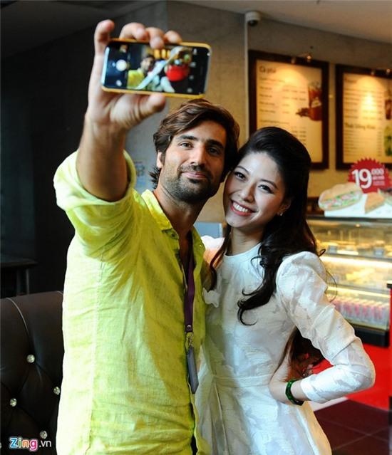 Sau cuộc họp, Ngọc Trinh vui vẻ chụp hình với chuyên gia Alexandre Hamili. Cô tiết lộ, ê-kíp thường gọi anh là thầy giáo.