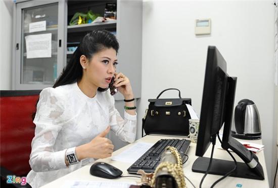 10h, Ngọc Trinh quay lại phòng để duyệt kịch bản lần cuối. Thời gian này, BTV sinh năm 1986 không chỉ đảm nhận việc dẫn dắt các bản tin mà còn tham gia vào công việc biên tập, tổ chức sản xuất và hướng dẫn các bạn trẻ trong Trung tâm Tin tức.