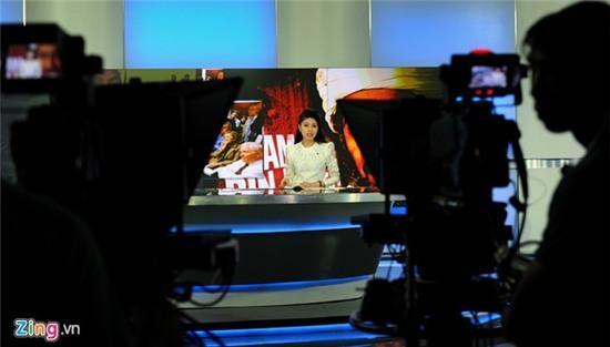 11h30, Ngọc Trinh lên sóng chương trình Chuyển động 24h. Sau khi tạm dừng công việc tại nhà đài để đi du học, người đẹp gom nhặt thêm những kinh nghiệm và trải nghiệm quý báu. Đỉnh cao sự nghiệp rất khó định nghĩa nhưng khi bắt đầu nhìn thấy bản thân bị cũ, dù cái cũ đó là công sức xây dựng và được mọi người ghi nhận thì tốt nhất là nên dừng lại để nhìn nhận và trải nghiệm nhiều hơn nữa - Ngọc Trinh nhìn nhận.