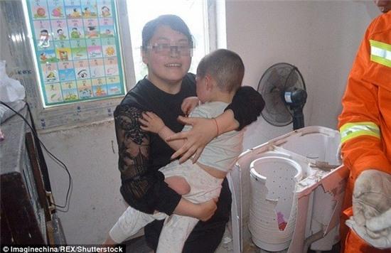 tq: be 2 tuoi ket trong may giat, bo me o ngoai bat luc hinh anh 3